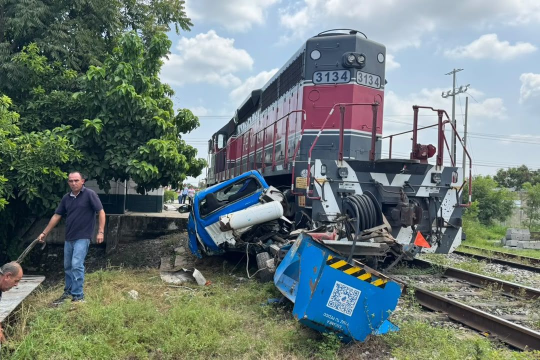 Choca Tren Contra Pipa de Gas en Altamira, Tamaulipas
